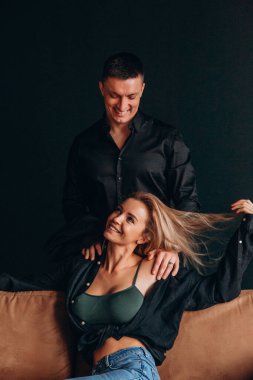 Mutlu genç çift evde poz veriyor ve sarılıyor.