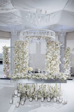 Çiçekler ve mumlarla hazırlanmış güzel bir düğün masası.                   