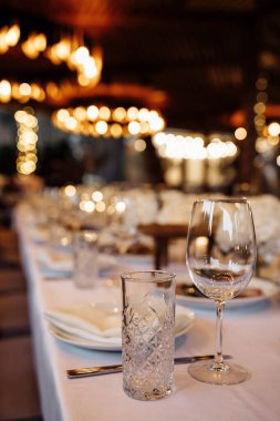 Düğün resepsiyonunda şık bir masa, yakın plan.         
