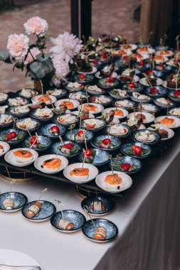 Düğün resepsiyonundaki gurme atıştırmalıklarının yakın plan görüntüsü, büfe masası.        