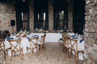 Çiçekler ve mumlarla hazırlanmış güzel bir düğün masası.                   