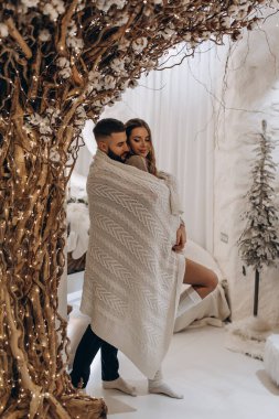 Birbirlerine aşık mutlu genç çift samimi bir şekilde kucaklaşıyorlar.   