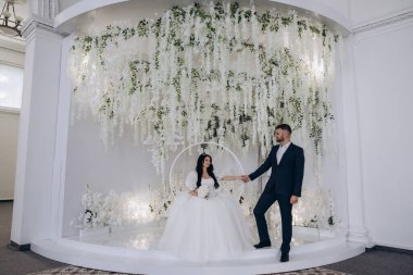 Stüdyoda poz veren genç bir çift..       