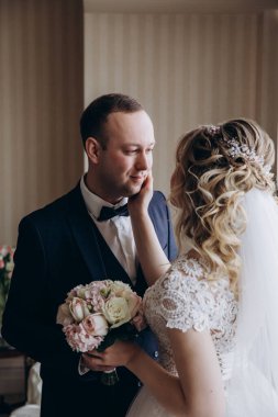 Düğün günlerinde birbirlerine bakan güzel bir çift.