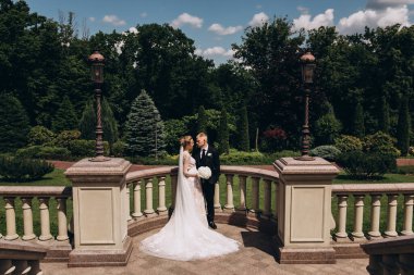 Genç ve güzel bir çift yaz parkında terasta poz veriyorlar.