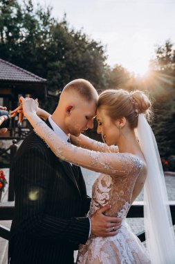 Güzel, mutlu, genç bir çift parkta birbirlerine sarılıyorlar..              