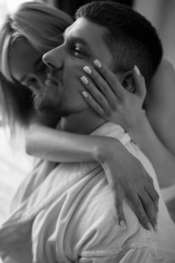 Genç çift öpüşüyor. Birbirine aşık romantik bir çift. siyah beyaz fotoğraf 