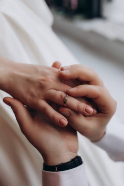 Gelin ve damat elleri yüzükle birlikte