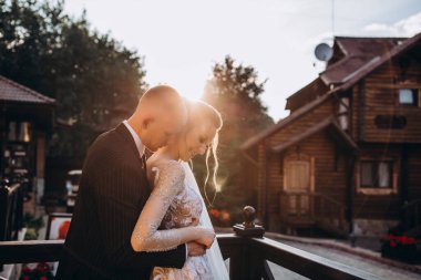 Güzel, mutlu, genç bir çift parkta birbirlerine sarılıyorlar..              