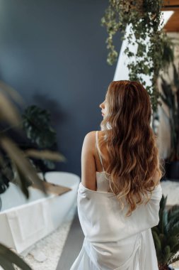 Banyonun yanındaki beyaz bornozlu güzel gelin.