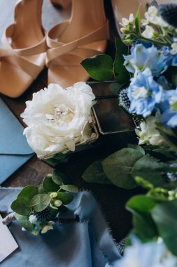 Çiçekli düğün dekoru ve gelin ayakkabıları.