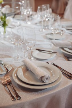Restoranda şık bir düğün masası, yakın plan.        