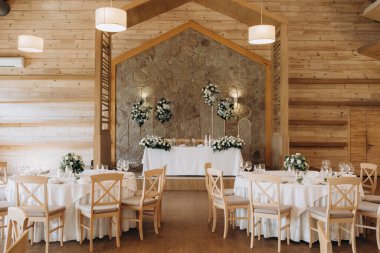 Zarif masa ve çiçeklerle düğün resepsiyonu                        