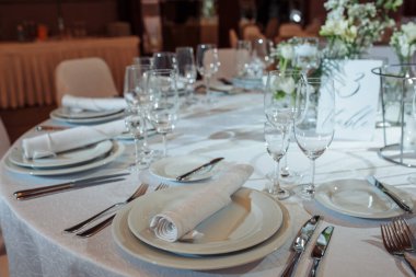 Restoranda şık bir düğün masası, yakın plan.        