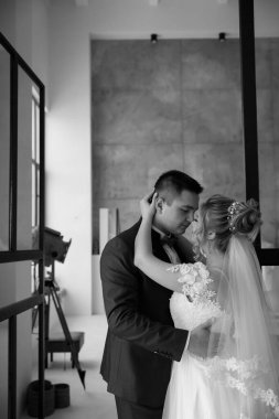 Stüdyoda poz veren genç bir çift..       