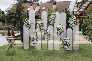 Bahçesinde beyaz çiçekler olan güzel bir düğün dekoru.