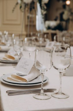 Düğün resepsiyonunda şık bir masa, yakın plan.         