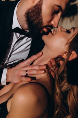 tutkulu beyaz çift flört ediyor, aşk ve romantik randevu kavramı. 