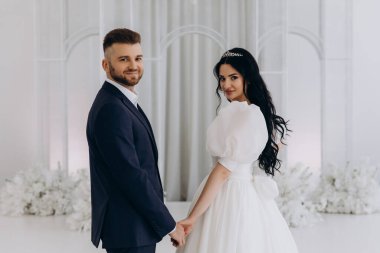 Düğün töreninde genç gelin ve damadın güzel portresi.           