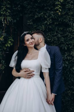 Güzel, mutlu, genç bir çift parkta birbirlerine sarılıyorlar..              