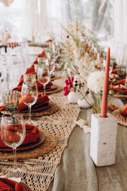 Düğün resepsiyonunda şık bir masa, yakın plan.         