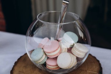 Bardakta bir sürü badem kurabiyesi var. Kapatın.