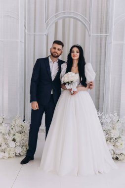 Düğün töreninde genç gelin ve damadın güzel portresi.           