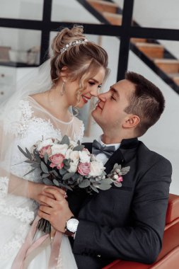 Genç ve mutlu bir çift evde poz veriyor.