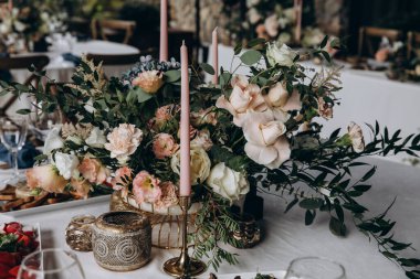 Restoranda çiçekli güzel bir masa.