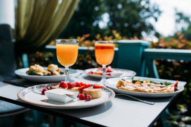 Kahvaltıyı yakından görmek, meyve suyu ve gözlük, lezzetli yemekler.