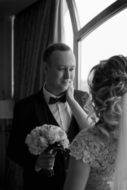 Aşık çift kamerada poz veriyor. siyah ve beyaz düğün fotoğrafı  