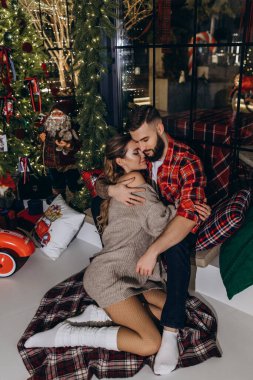 Romantik erkek ve kadın, Noel arifesinde birlikte vakit geçiriyorlar. 