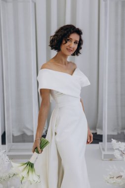 Çiçek buketli beyaz elbiseli güzel gelin