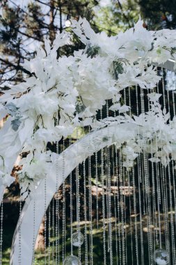 Güzel düğün dekoru, seremoni ve süslemeler bahçede 