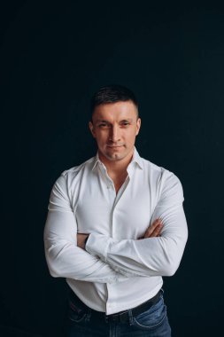 Beyaz takım elbiseli kendinden emin bir adamın portresi..