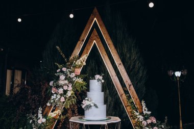 Nefis düğün pastası ve çiçeklerle süslenmiş güzel bir dekor.                 