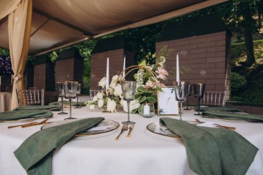 Düğün için hazırlanmış bir masa ya da başka bir akşam yemeği.