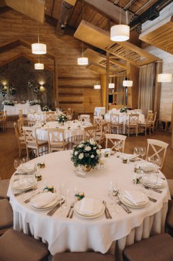 Düğün resepsiyonunda çiçekli zarif bir masa.         