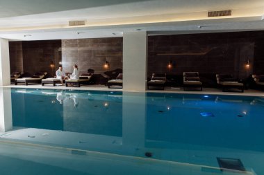 Modern bir otel havuzunun içi çok güzel.