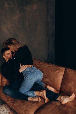 Kanepede aşık genç bir çift.