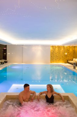 Genç çift kaplıcada sıcak banyonun tadını çıkarıyor.