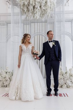 Evlilik stüdyosundaki mutlu genç çift.