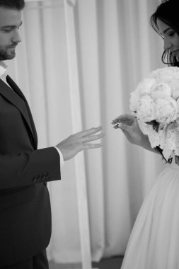 Gelin ve damadın düğün törenindeki siyah beyaz görüntüsü