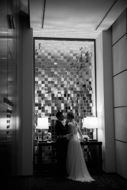 Lüks içinde poz veren genç bir çiftin siyah beyaz görüntüsü.