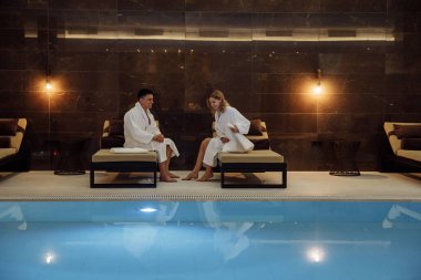 Genç çift kaplıcada dinleniyor.