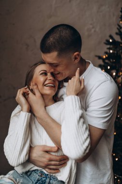 Noel 'de öpüşen ve kucaklaşan genç bir çift.