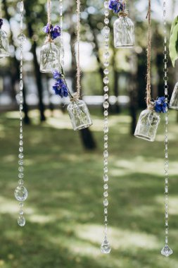 Düğün günü bahçede düğün süsleri ve aksesuarları.         