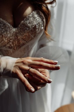 Nikah yüzüklü genç gelinin elleri, yakın plan.  