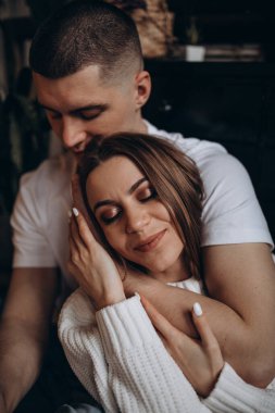 Stüdyoda poz veren güzel bir çift.