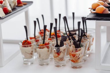 Düğün resepsiyonunda yemek servisi yapan zarif bir masa.